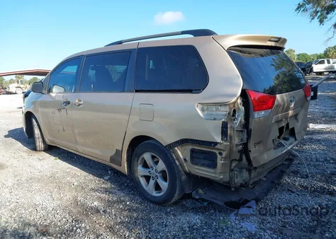 2012 Toyota Sienna Le V6 8 Passenger z USA, uszkodzony, nr VIN 5TDKK3DC3CS255879